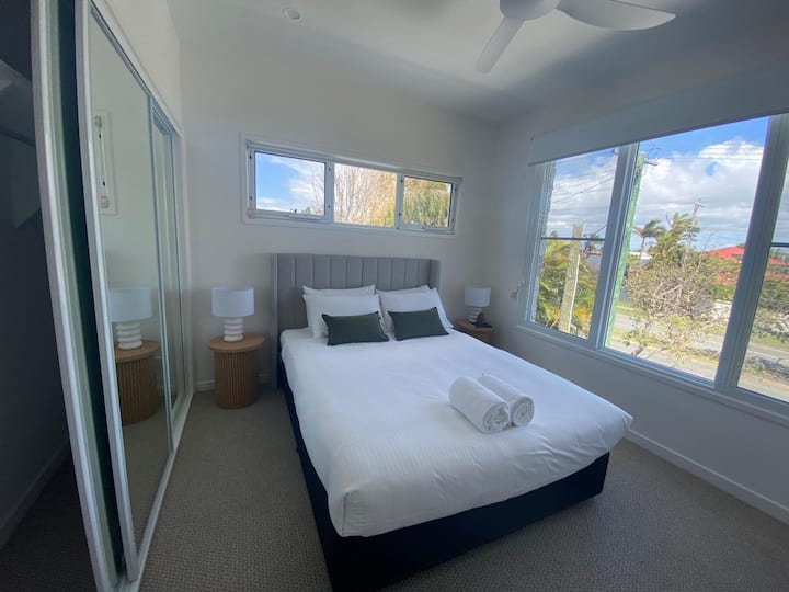 Despierte renovado en un dormitorio lleno de luz con toques modernos.