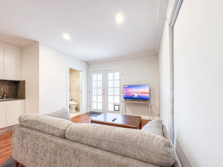 Modern Studio Near Eastwood | Air Condition & Wifi - Rhodes