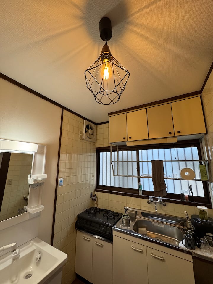 新神戸駅タクシー5分｜静かで小さな一軒家で長期滞在＆ワーク快適｜１br｜キングベッド一台｜最大２名 - Kobe