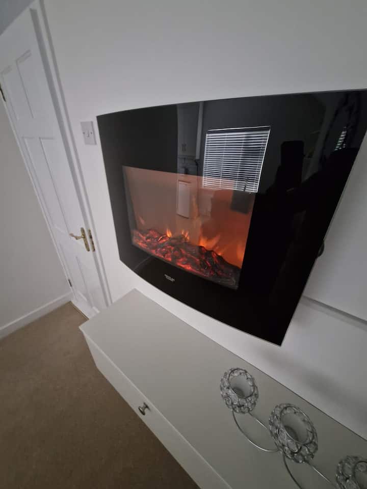 Stylish New Apt | Super King + Workspace + Vanity - Sligo