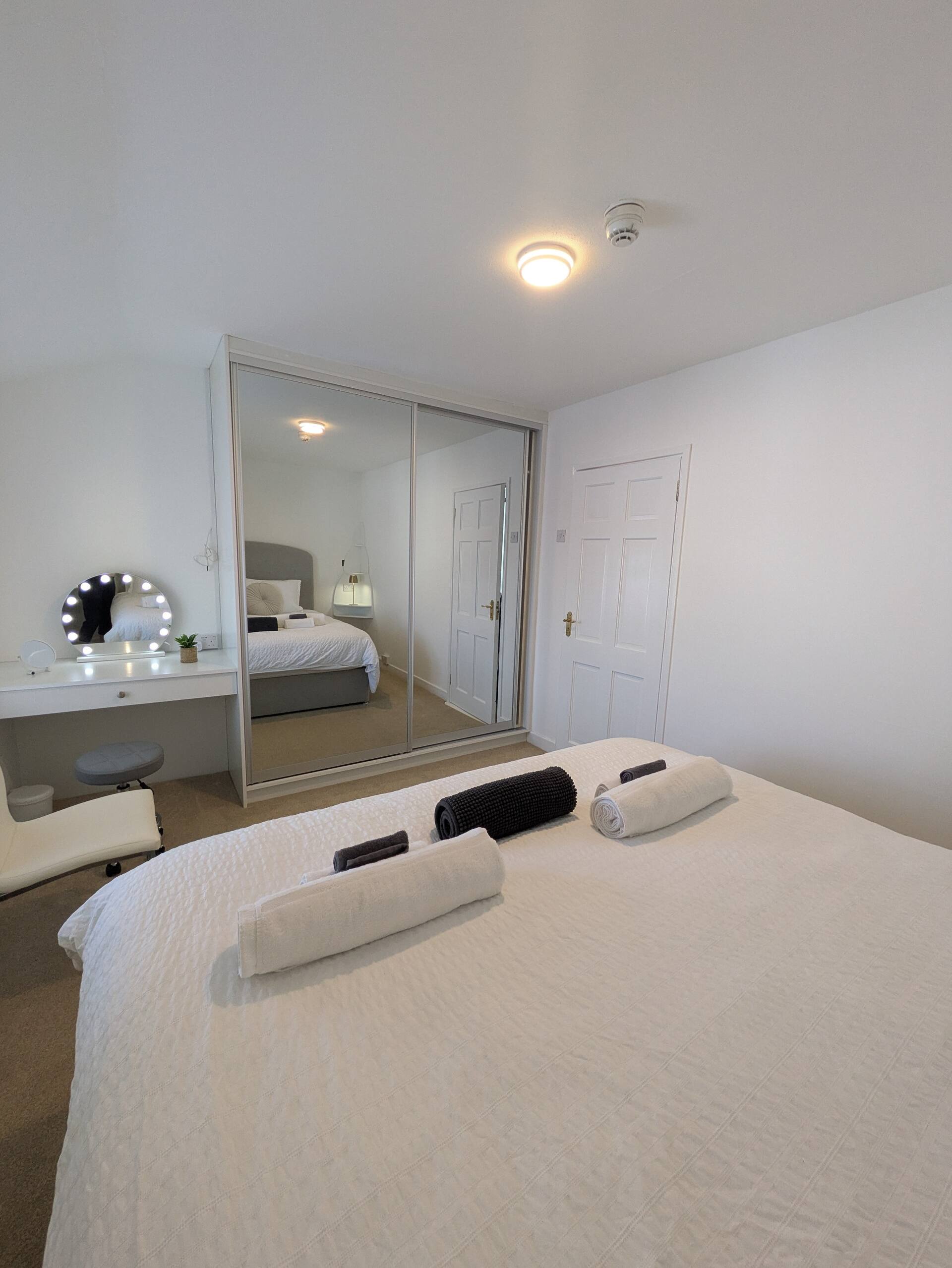 #3 Stylish Apt | Super King + Workspace + Vanity