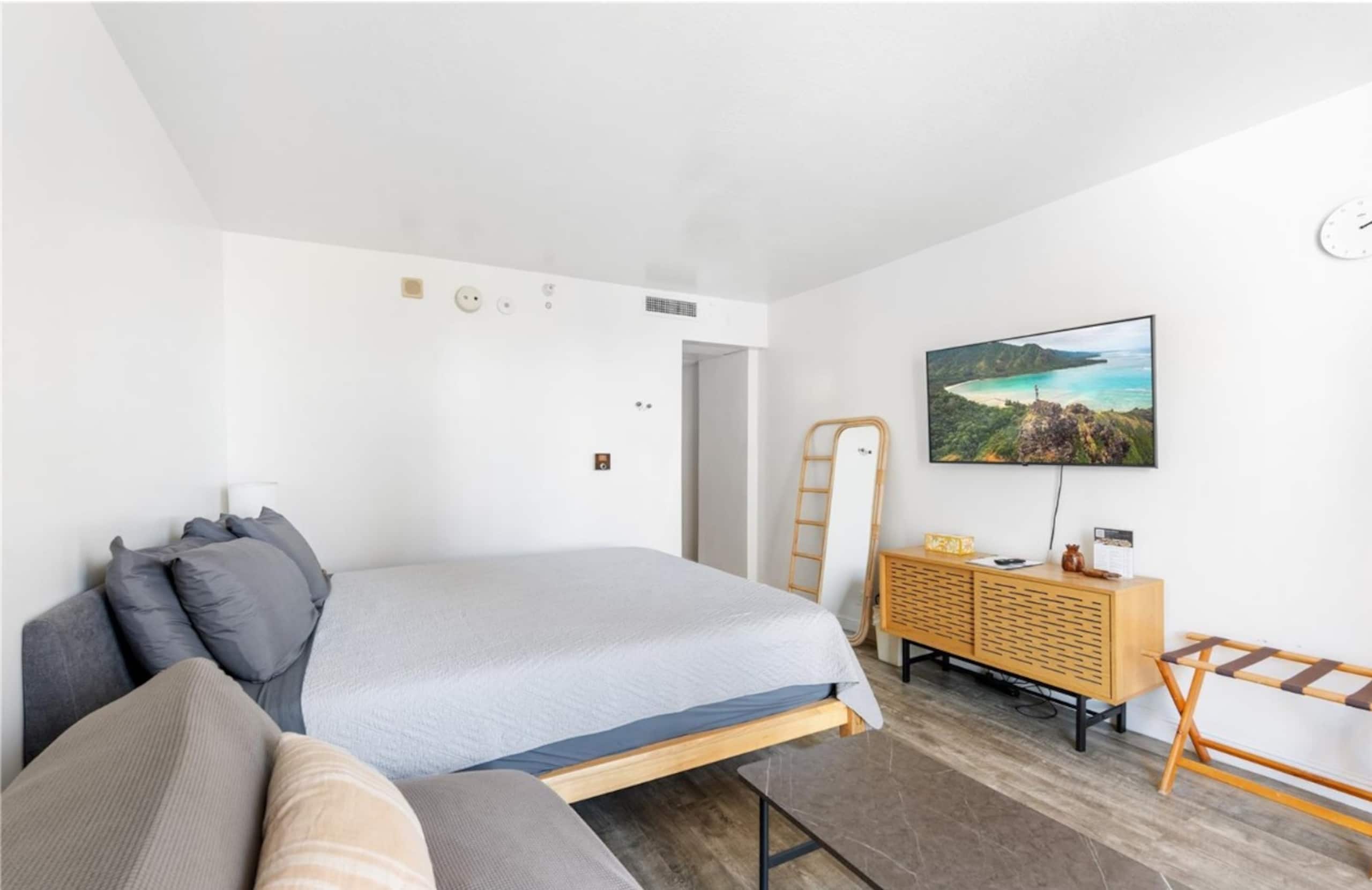 Waikiki Studio w/ Parking | City & Partial Ocean - Image 17