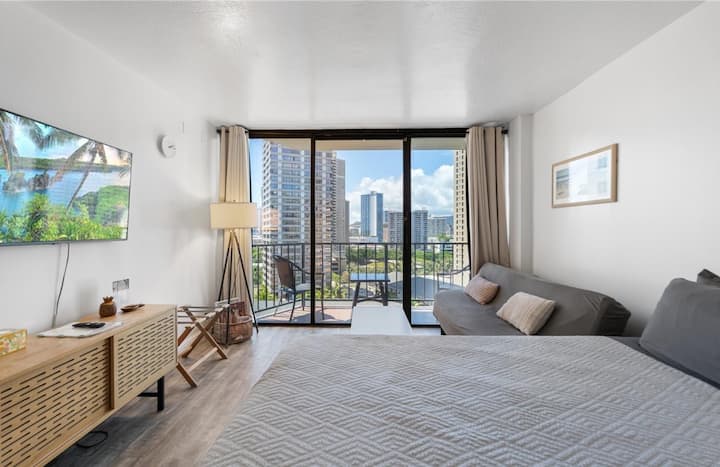 Waikiki Studio W/ Parking | City & Partial Ocean - Honolulu