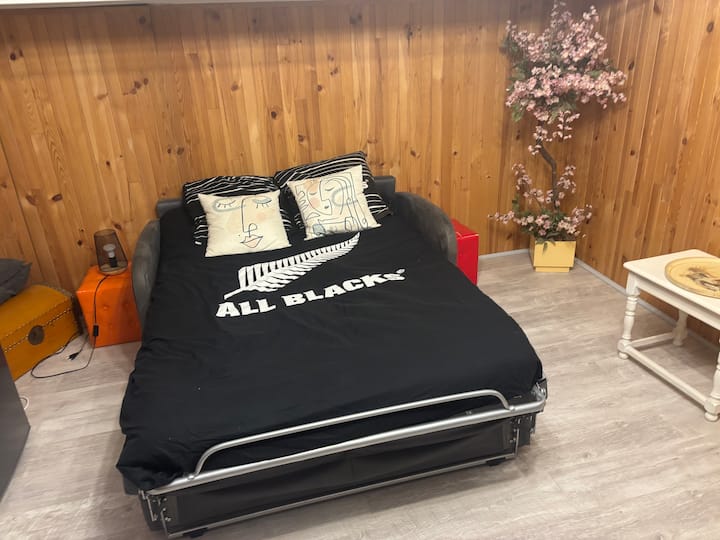 1 cama de 140 x 200, SOFÁ REVERSO, colchón cómodo