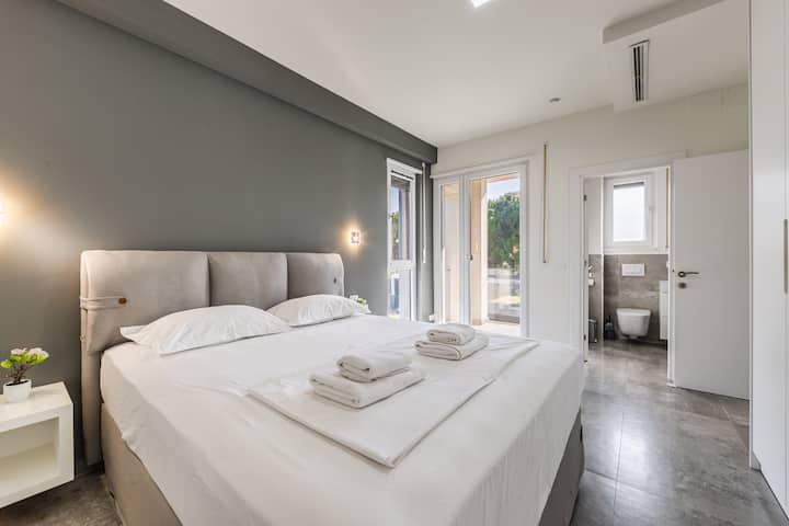 Sovrum 1 med en dubbelsäng (bottenvåningen)