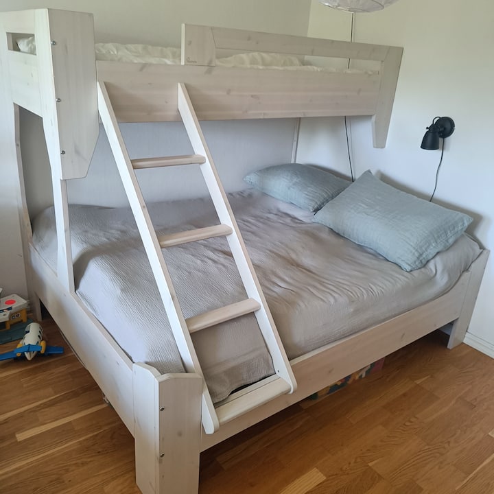ห้องพักมีทางเข้าจากด้านนอก คุณต้องออกไปข้างนอกเพื่อเข้าส่วนอื่นของบ้าน