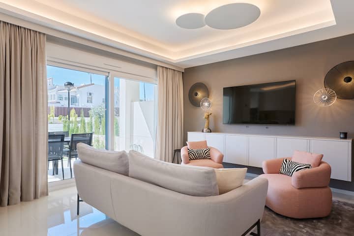 New Luxury Poolside Apartment - By Welcomely - La Marina