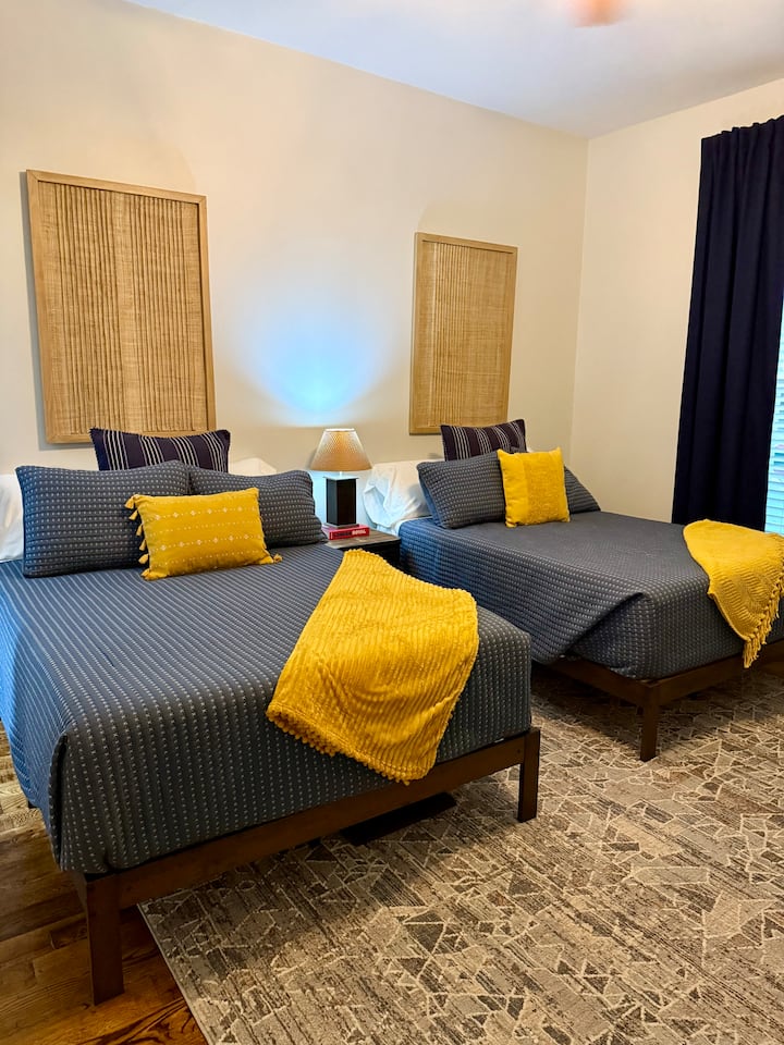 Este cómodo dormitorio cuenta con dos camas dobles, un práctico banco para el equipaje y un espacio de trabajo específico.
Las cortinas opacas garantizan una noche de sueño reparador.