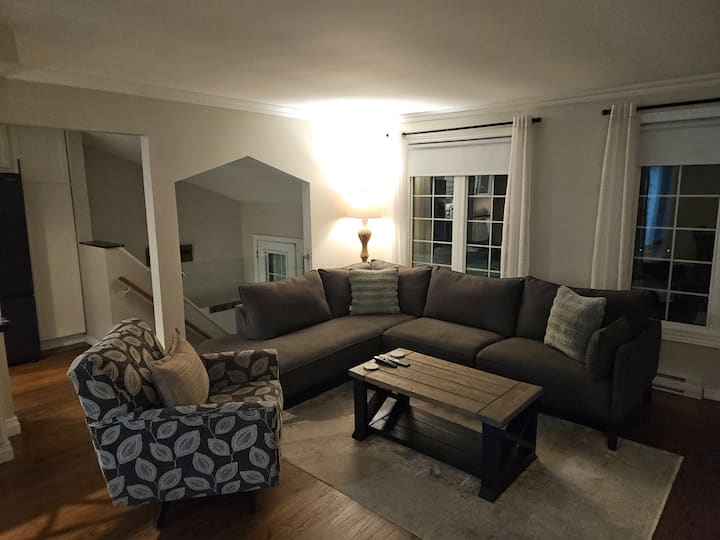 The Green Lodge - Upper Level Raised Bungalow - Orangeville