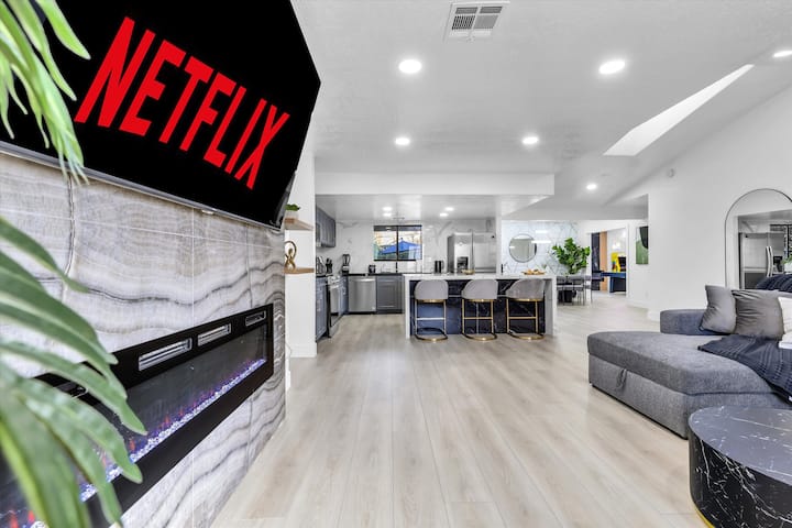 Luxury Spacious House -Pool - Arcade -Poker Lounge - Las Vegas, NV