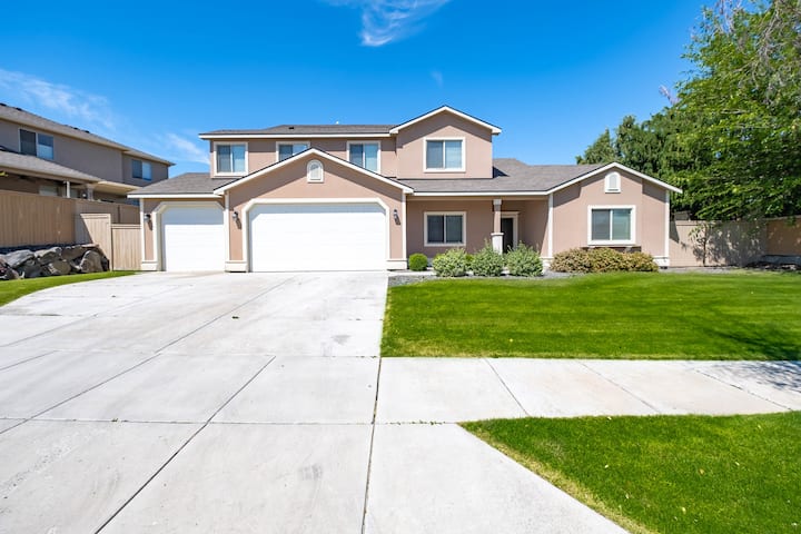 Modern Home | Main-level Suite, Gourmet Kitchen - Richland, WA