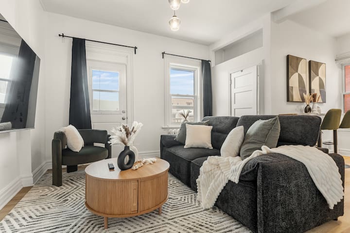 Luxury 1br Suite • High Ceilings • Byward Market - Ottawa