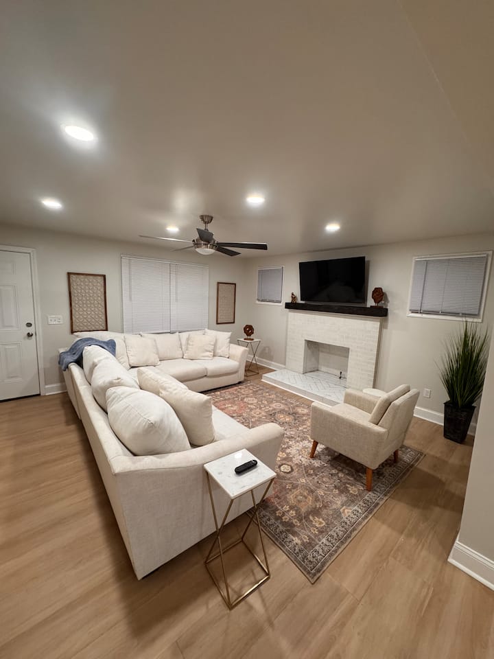 Midtown Jackson Retreat • Sleeps 10 - Jackson, TN