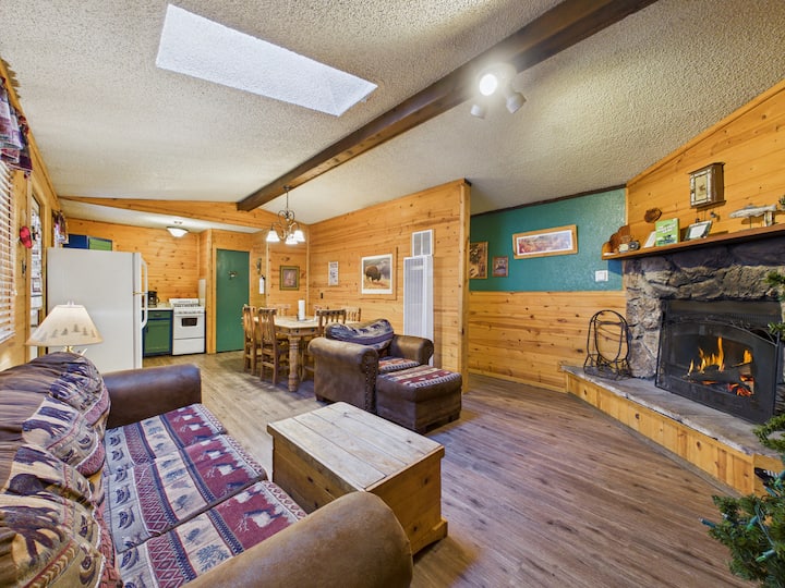 "Riverway" - Cozy Cabin, Wood Burning Fireplace - Ruidoso, NM