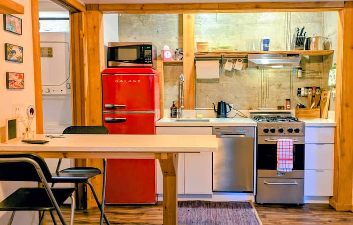 The Little Treehouse Studio Apartment - Lynnwood, WA
