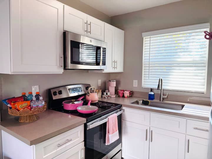 Pretty In Pink Studio|montrose Htx|free Parking - Houston, TX