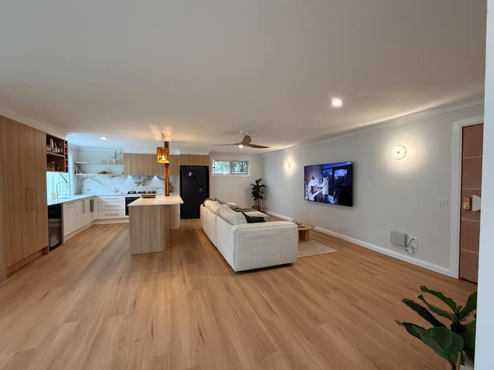 Modern Coastal Retreat | Walk To Cbd, Sleeps Six! - Port Macquarie