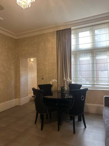 Knightsbridge – 2bd near famous HARRODS (A) gallery image 3