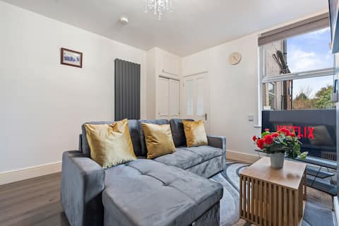Top performing Airbnb: Modern 2 bed home - sleeps -5 in Basford