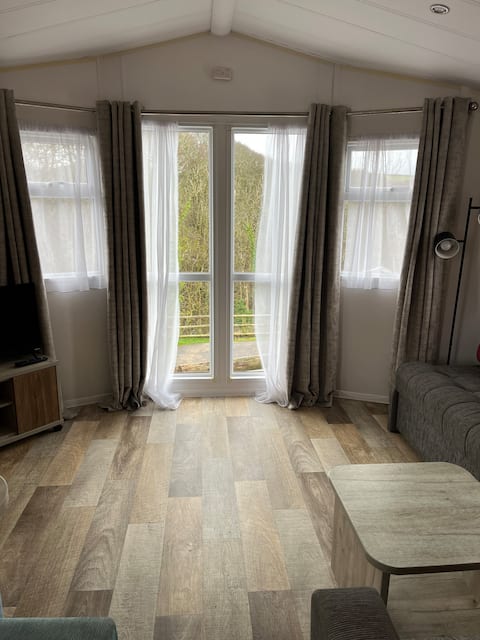 Top Airbnb: Beautiful 3 bed caravan, views, decking & parking. in Mortehoe