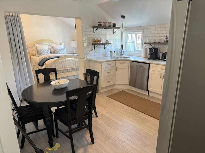 Bright Warren Street Retreat With Patio & Parking - Hudson, NY