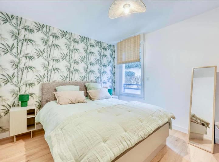 Habitación cómoda con ropa de cama de calidad, vestidor y televisor de pared. Un espacio tranquilo y agradable, ideal para descansar a fondo y disfrutar de la estancia con todas las comodidades.