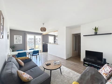 Top performing Airbnb: Nice 2-bedroom apartment, Île de Nantes, 4 people, near the city center + tram in Nantes