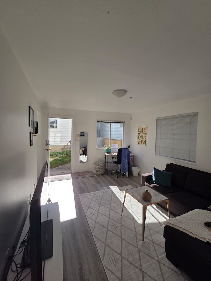 Bright & Cozy Garden Suite. 7 Min Walk To Train! - Richmond, Canadá