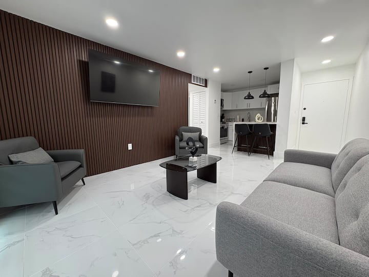 Steps From Airport, Modern & Stylish Apartment - Miami, FL