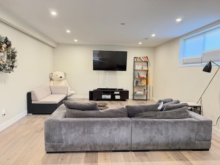 Huge 2br Suite 1320 Sq Ft | Private +Free Parking - Port Moody