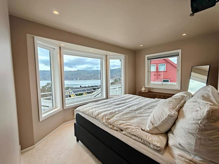 Dormitorio 1 con impresionantes vistas.
Cama de 180 x 200 cm