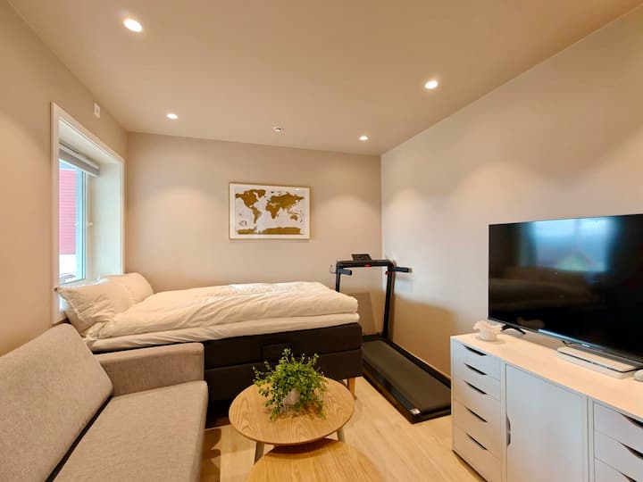 Dormitorio 5 con cama ajustable eléctricamente, TV, sofá y cinta de correr. Situada en la planta baja.
Cama de 120 x 200 cm