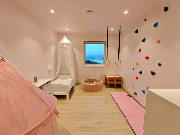 Dormitorio 2 con cama junior de 70 x 140 cm