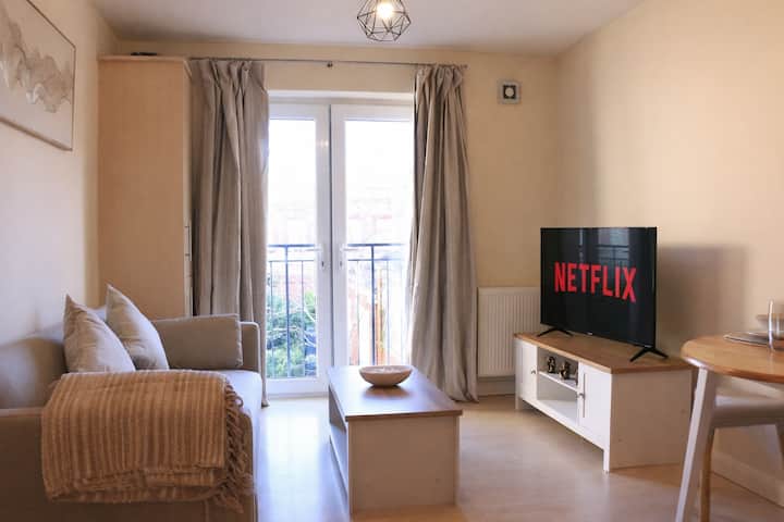 Modern Bristol Apartment: Free Parking & Wi-fi - Bristol