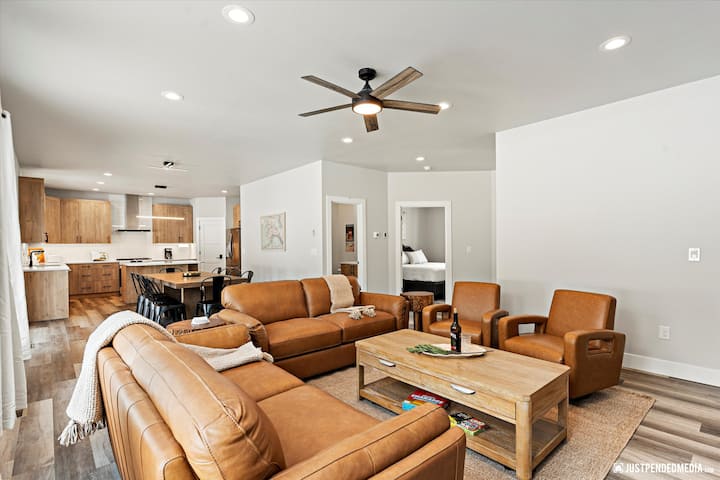 Luxury Home Minutes From Skiing/mtn Bike W/hot Tub - Anchorage