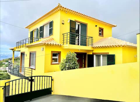Top Airbnb: A Casa Amarela in Canhas