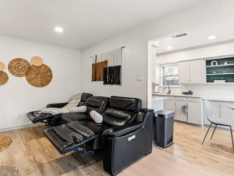 Top performing Airbnb: Huge Yard | Pool | Flex King | Game Room | Hoops in Northwood Hills