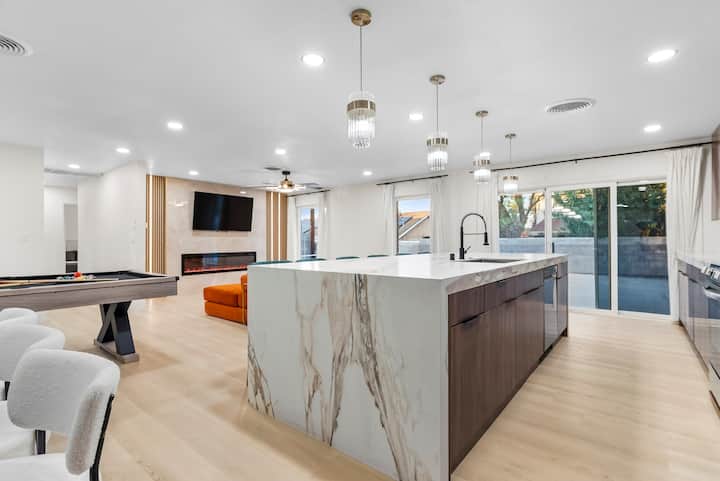 Spacious And Modern House With Pool & Billiard - Las Vegas