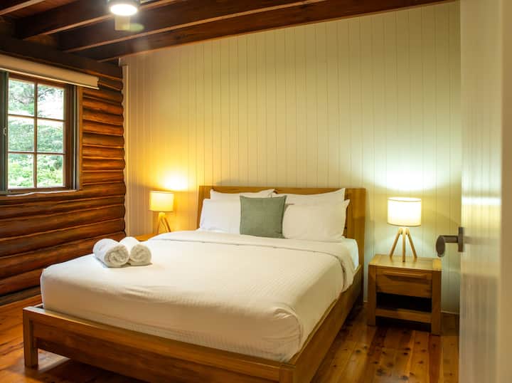 Montville Hideway - Family Log House And Cottage - Montville