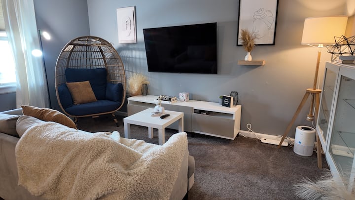 2 Bedroom Unit, Near Downtown Indy, Free Parking - Indianapolis, IN