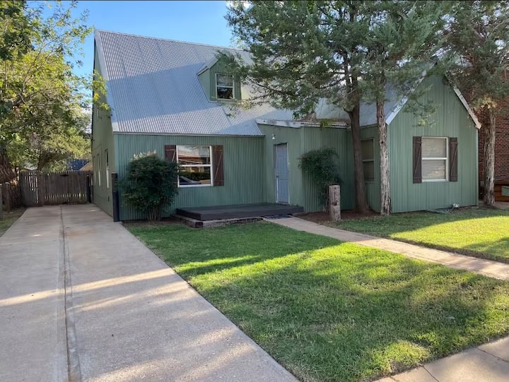 Spacious 4br  Short Walk To Tech + At&t Stadium - Lubbock, TX