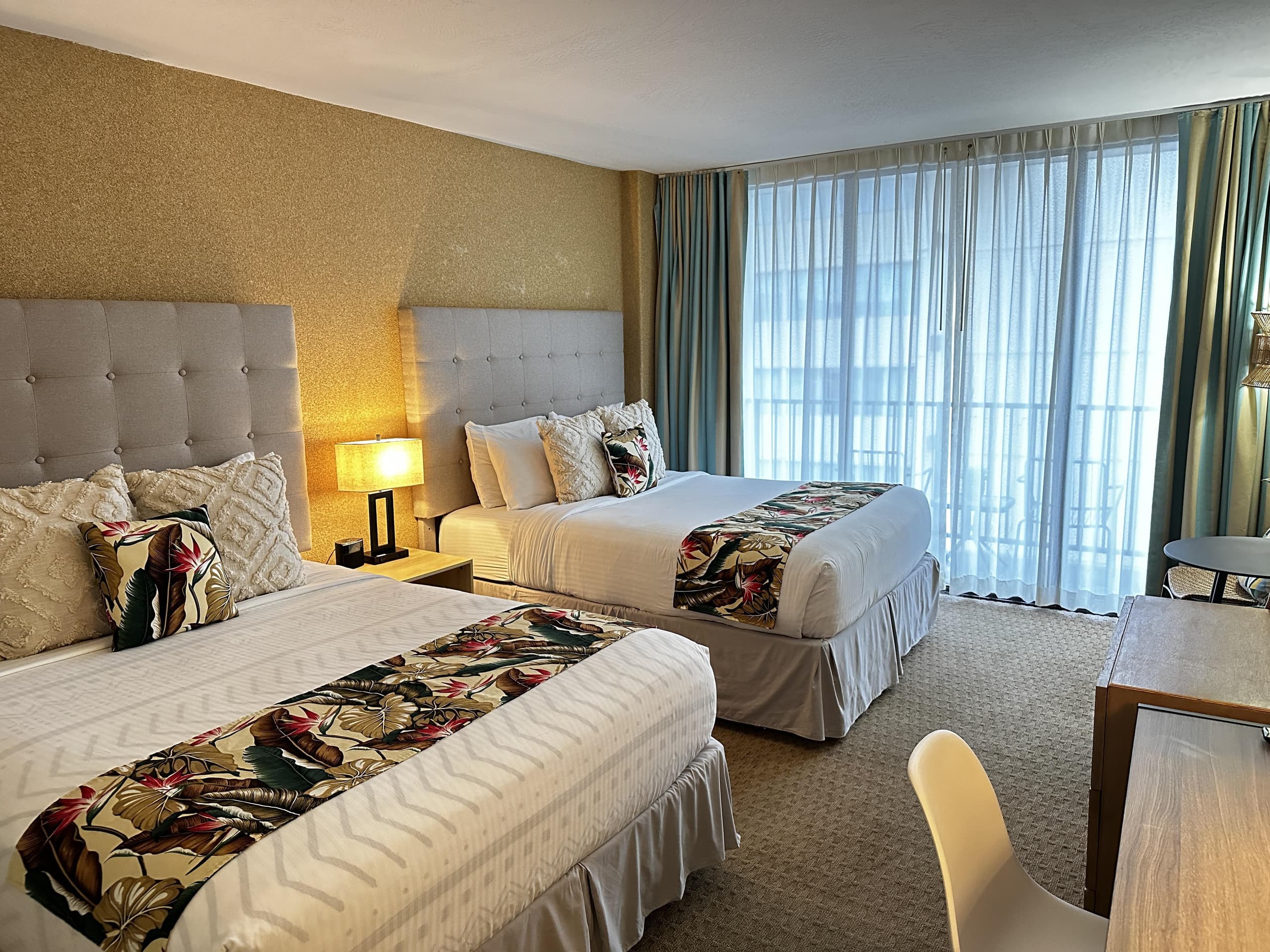 2 Comfy Queen beds at Palms Waikiki 901 - Image 1