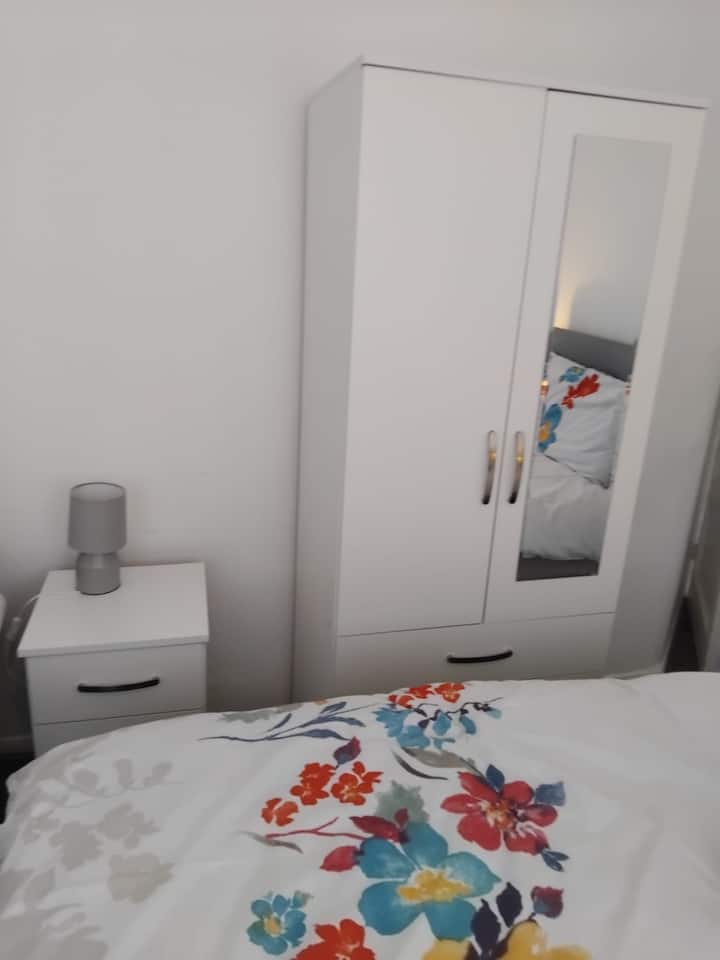 Entire 3-bed House - Sleeps 6 + Parking - Cheadle