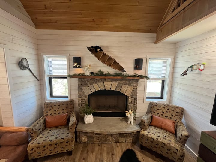 Honey Bear Lake House. Private Dock - Cashiers, NC