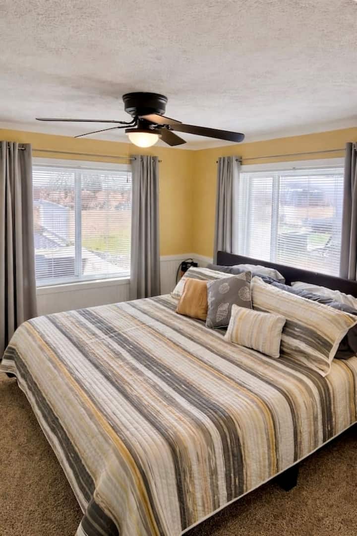 Cama tamaño king con vista al lago