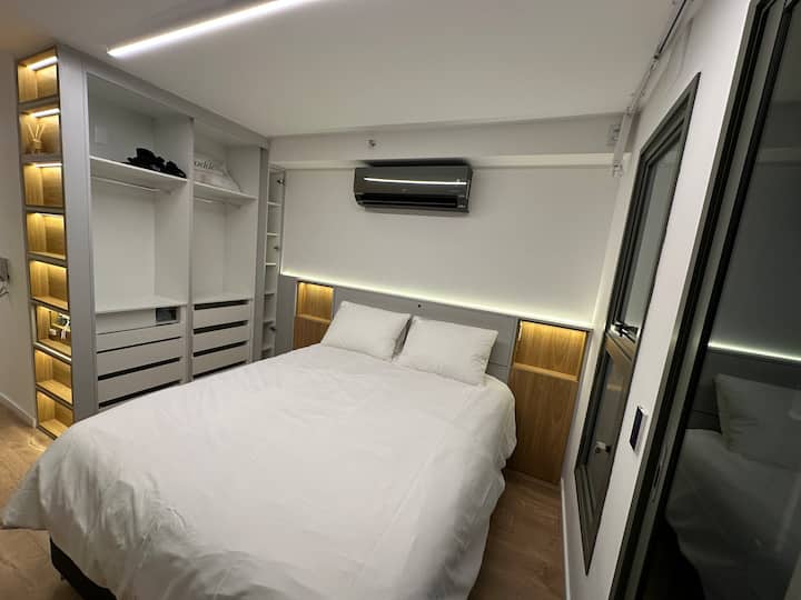 ห้องพักขนาดใหญ่ที่สะดวกสบายพร้อมที่นอนขนาดควีนไซส์ระดับพรีเมียม (สหรัฐอเมริกา) เครื่องนอนมาตรฐานของโรงแรม เครื่องปรับอากาศ (ร้อนและเย็นอย่างมีประสิทธิภาพ) และตู้เสื้อผ้าที่วางแผนไว้

สำคัญ: ประตูตู้เสื้อผ้าเพิ่งพร้อมในวันที่ 26 เมษายน