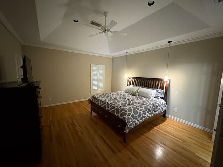 Este espacioso dormitorio principal ofrece un cómodo refugio en el tercer piso, completo con dos amplios vestidores. Hay mucho espacio para sacar la cama abatible que está cuidadosamente guardada, lo que facilita el alojamiento de huéspedes adicionales.