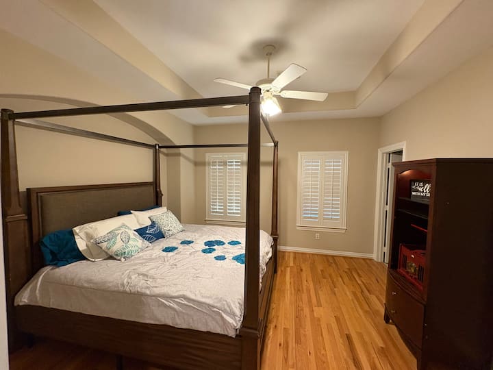Este cómodo segundo dormitorio se encuentra en el tercer piso y ofrece mucho espacio, con un amplio vestidor. También cuenta con un tocadiscos de vinilo para un toque acogedor e incluye su propio baño privado para mayor comodidad.
