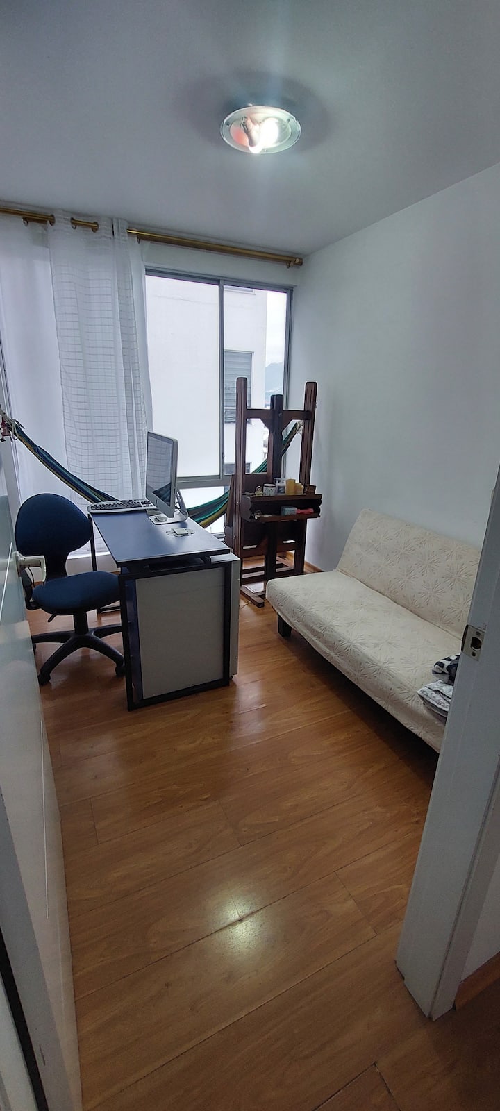 Más que una habitación, es un sofá cama en area de trabajo.  Si bien es un espacio independiente no tiene closet solo sofá cama y pequeño escritorio