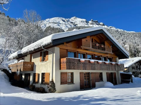 Luxurious 6 bedroom chalet. 800m to ski lifts